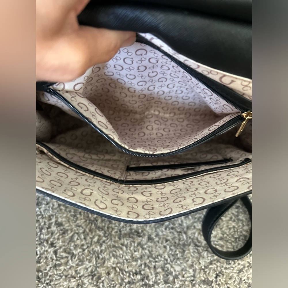 5/$25 GUESS black and white vegan leather purse with gold and flower det… - Picture 8 of 12